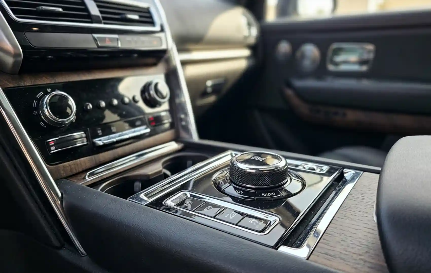 Rolls-Royce Cullinan White for Rent in Dubai photo 5