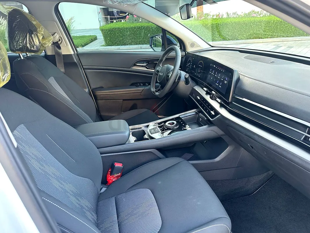 2025 Kia Sportage for Rent in Hor Al Anz photo 5