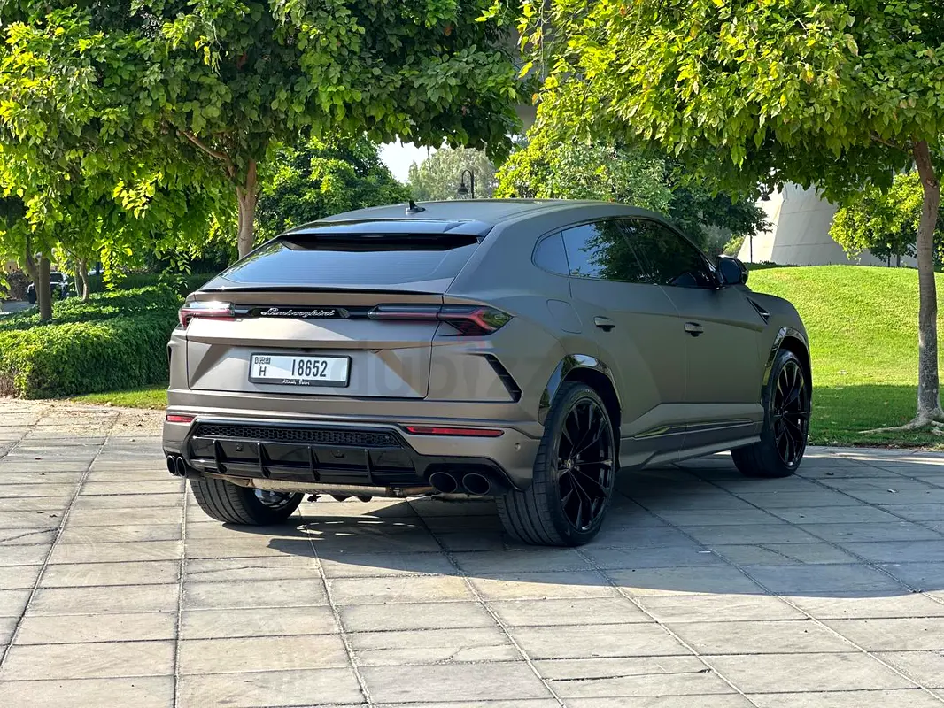 2022 Lamborghini Urus for Rent in Palm Jumeirah (Black) photo 7