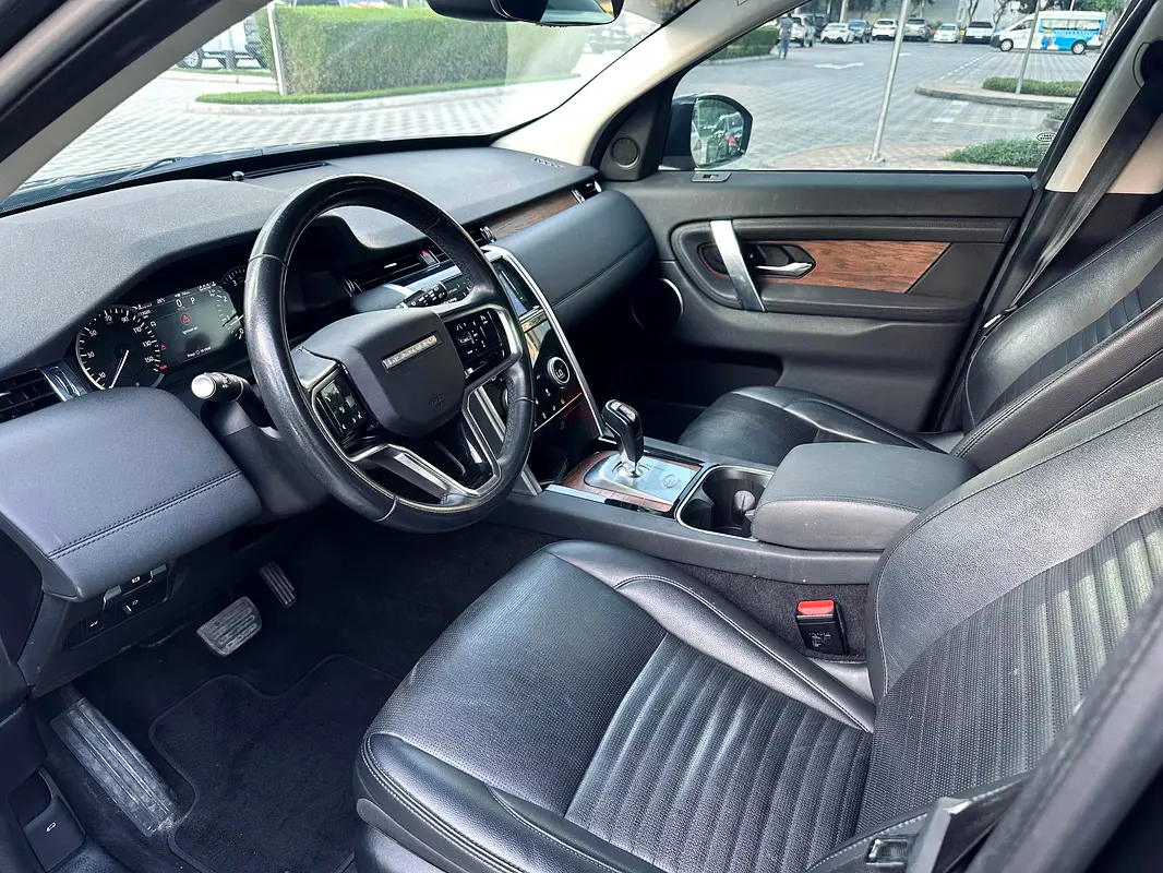 Rent 2023 Land Rover Discovery in Business Bay photo 4