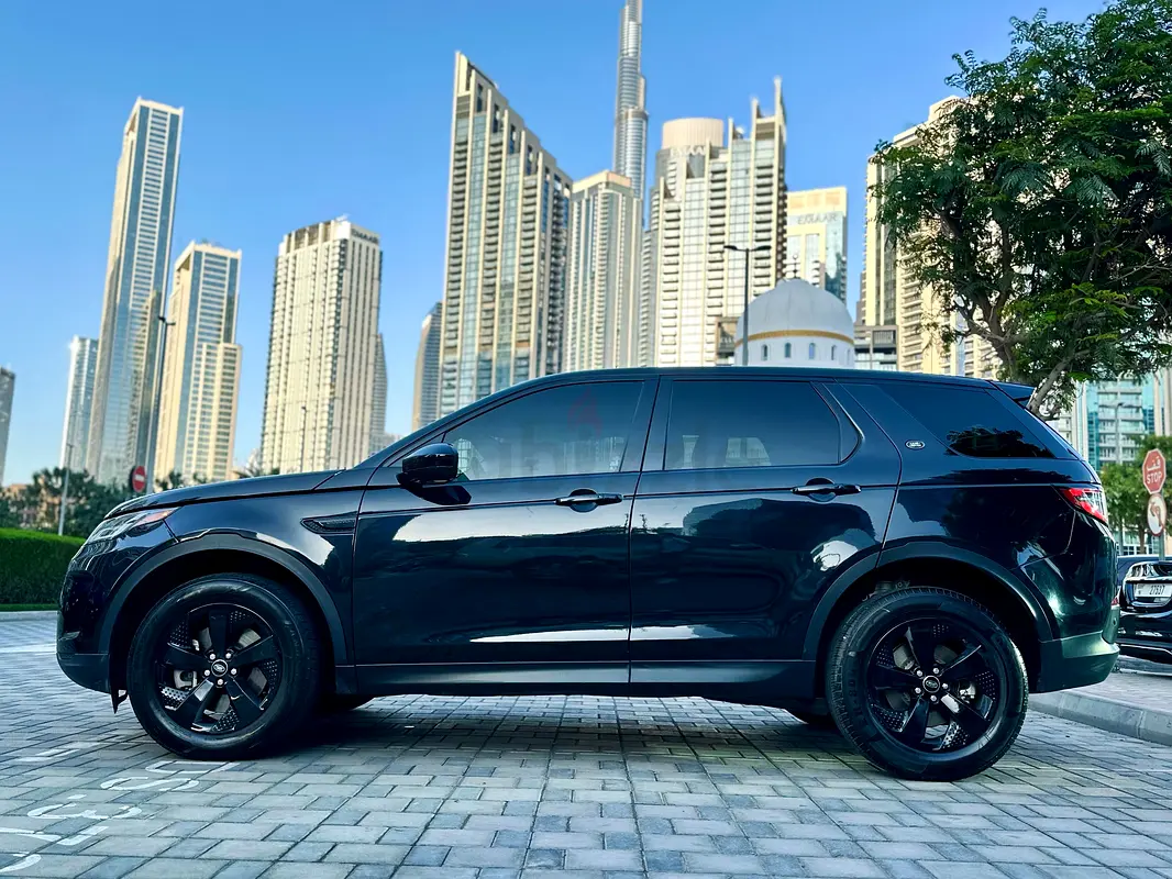 Rent 2023 Land Rover Discovery in Business Bay photo 10