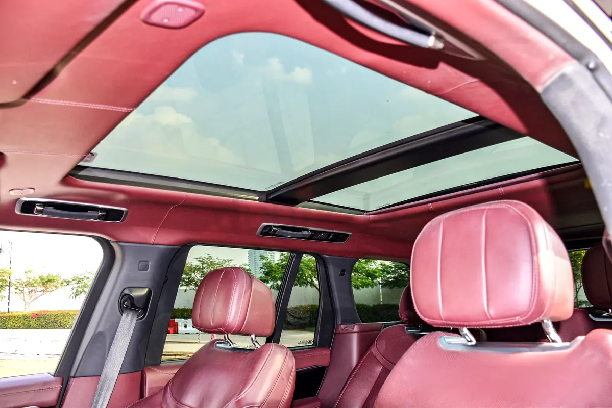 2023 Land Rover Range Rover for Rent in Palm Jumeirah photo 8