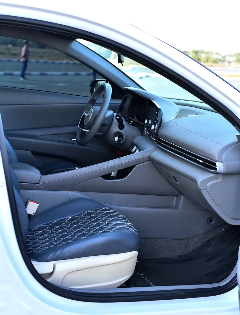 2023 Hyundai Elantra for Rent in Al Garhoud photo 7