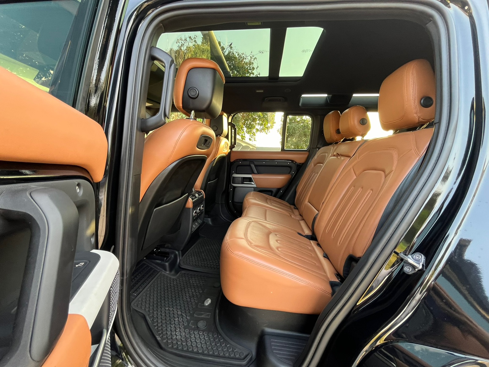 Hire 2022 Land Rover Defender 110 XS V6 in Dubai photo 8