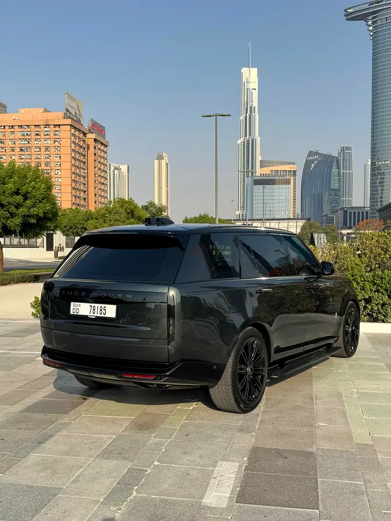 2025 Land Rover Range Rover for Rent in Business Bay (Green) photo 3