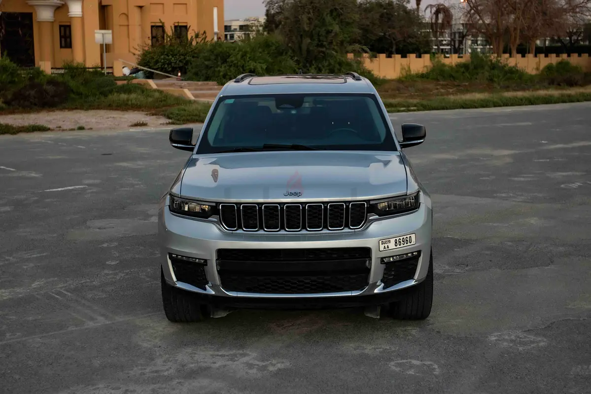 Hire 2023 Jeep Grand Cherokee in Al Quoz 4 photo 2