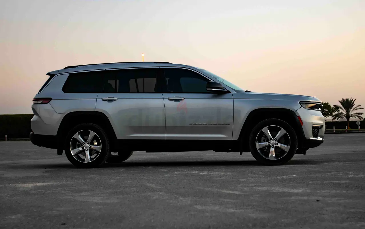 Hire 2023 Jeep Grand Cherokee in Al Quoz 4 photo 4