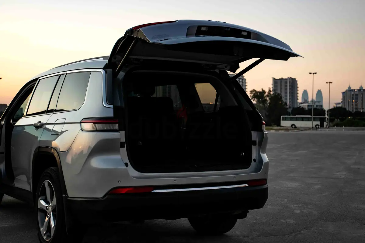 Hire 2023 Jeep Grand Cherokee in Al Quoz 4 photo 5
