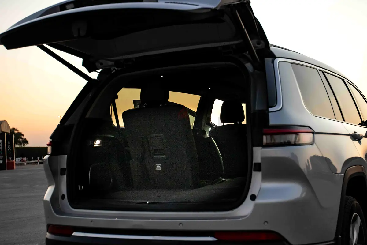 Hire 2023 Jeep Grand Cherokee in Al Quoz 4 photo 6