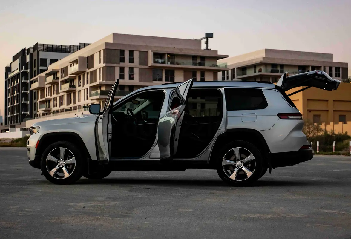 Hire 2023 Jeep Grand Cherokee in Al Quoz 4 photo 7