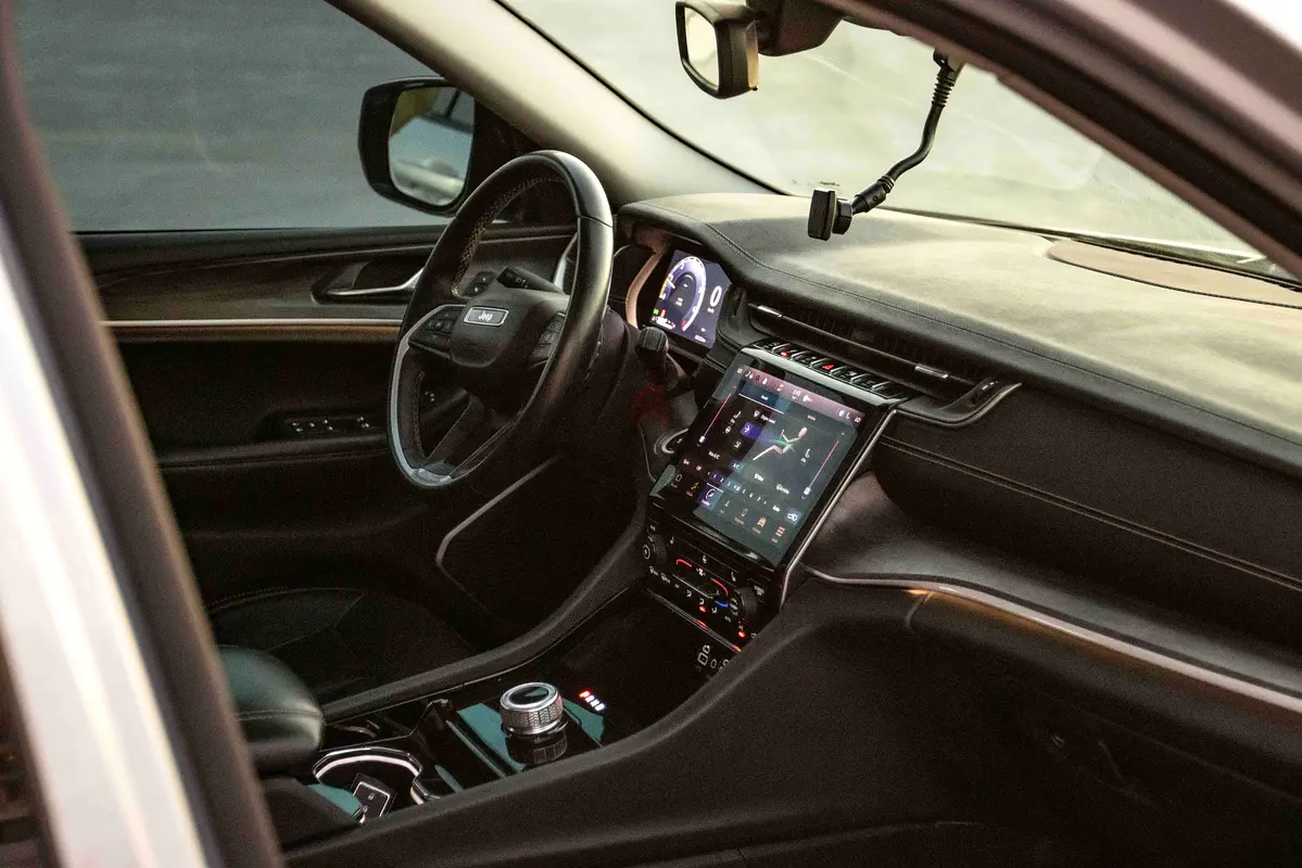 Hire 2023 Jeep Grand Cherokee in Al Quoz 4 photo 9