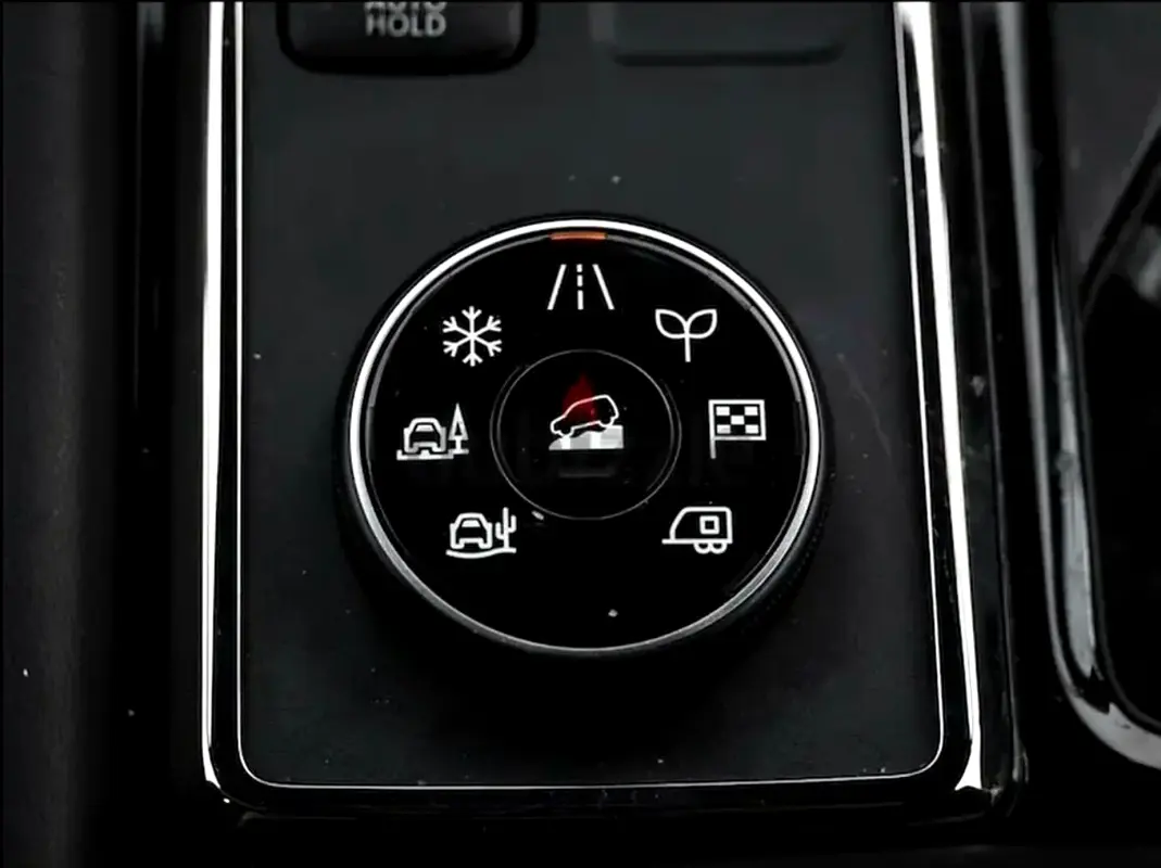 2024 Nissan Pathfinder for Rent in City Walk photo 10